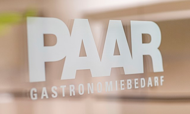 Paar Gastronomiebedarf Logo auf Glaswand